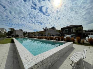 Casa · 105m² · 4 Ambientes · 2 Cocheras · Saravi Village, Casa 3 Dorm. en Suite, Jardin, Seguridad.