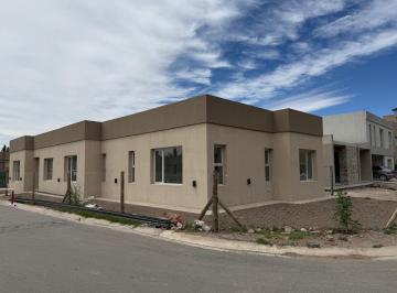 Casa · 400m² · 4 Ambientes · 2 Cocheras · Casa - Provincias Unidas