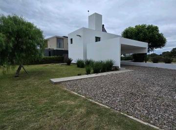 Casa · 90m² · 1 Dormitorio · 2 Cocheras · Espectacular Loft en Valle del Golf! Pileta!