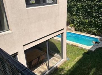 Casa · 208m² · 4 Ambientes · 2 Cocheras · Hermosa Casa de 4 Amb. con Pileta, Patio, Jardín y Cochera!