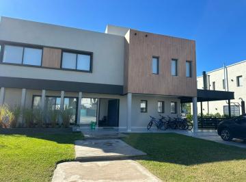 Casa de 4 ambientes, Ezeiza · Hermosa Casa en Venta en El Principado con Fondo a La Laguna