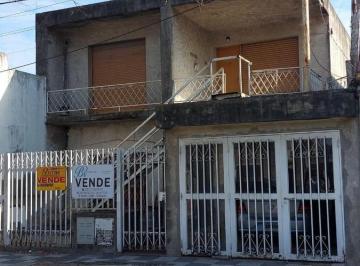 Casa · 195m² · 4 Ambientes · 1 Cochera · Propiedad de 2 Viviendas en Villa Gobernador Gálvez.