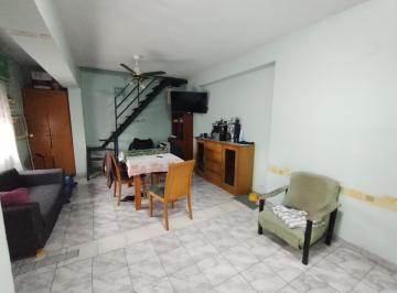 Casa · 207m² · 9 Ambientes · 2 Cocheras · Casa y Duplex, Lote con Dos Propiedades Independientes de 3 Dorm. Cada Una