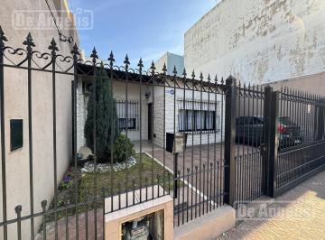 Casa · 210m² · 4 Ambientes · 1 Cochera · Casa en Moron
