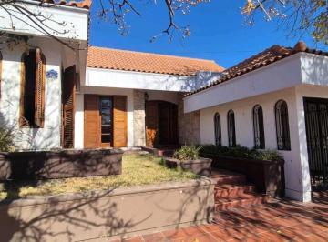 Casa · 193m² · 11 Ambientes · 2 Cocheras · Venta de Hermosa Casa de Categoría en Centro de San Martín – Mendoza