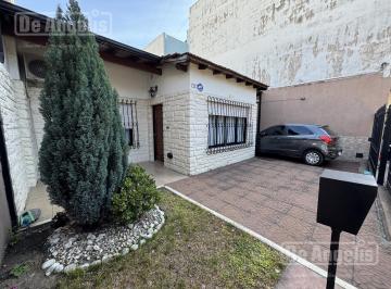 Casa · 210m² · 4 Ambientes · 1 Cochera · Casa en Moron