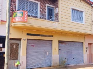 Casa · 196m² · 4 Ambientes · 1 Cochera · Casa 4 Amb. C/local. Fdo. Libre y Depto 2 Amb C/bcón y Terr.