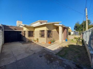 Casa · 236m² · 5 Ambientes · 1 Cochera · Casa en Venta de 4 Dorm. en B° Parque Velez Sarsfield