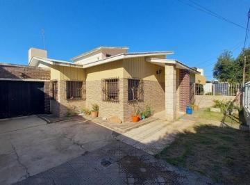 Casa · 236m² · 5 Ambientes · 1 Cochera · Casa en Venta de 4 Dorm. en B° Parque Velez Sarsfield