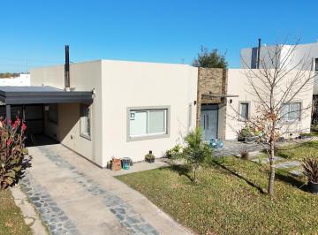 Casa · 146m² · 5 Ambientes · 1 Cochera · Casa en Santa Isabel