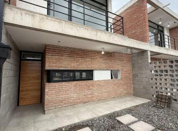 Casa · 100m² · 4 Ambientes · Dúplex en Venta en Plottier
