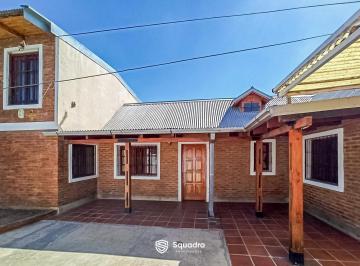 Casa · 96m² · 2 Dormitorios · 1 Cochera · Venta | Permuta - Casa de 2 Dorm. y Comodín - Fisherton, Rosario. Apta Crédito.
