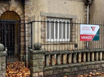 Casa · 180m² · 4 Ambientes · 1 Cochera · Casa Para Reciclar en Lo Mejor del Barrio La Perla