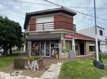 Casa · 185m² · 4 Ambientes · 1 Cochera · Tres Propiedades en Una, Casa, Local Comercial Mas Departamento de 2 Ambientes