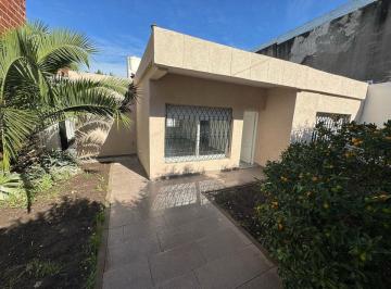Casa · 110m² · 3 Ambientes · 1 Cochera · Casa en Venta en Castelar, Morón, G. B. a. Zona Oeste