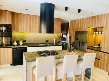 Casa · 295m² · 5 Ambientes · 2 Cocheras · Quincho, Pileta, 3 Dorm., Pb. Barrio Gran Boedo