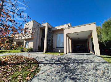 Casa · 330m² · 6 Ambientes · 2 Cocheras · Casa en Venta 6 Ambientes en Barrio Cerrado Altos del Sol, Parque Leloir