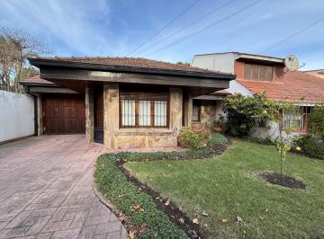 Casa · 210m² · 6 Ambientes · Chalet en Los Pinares Mas Depto 3 Amb