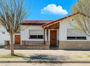 Casa · 136m² · 4 Ambientes · 3 Cocheras · Casa 4 Ambientes Haedo Chico