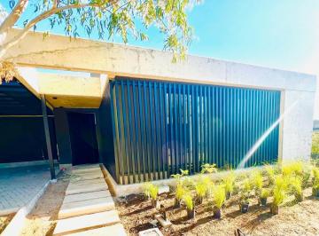 Casa · 210m² · 5 Ambientes · 2 Cocheras · Alquiler Casa - Villa Warcalde Barrio Cerrado/3 Dorm.