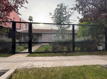 Casa · 190m² · 4 Ambientes · 1 Cochera · Casa Chalet en Venta en Neuquen Capital, Neuquén, Patagonia