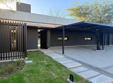 Casa · 200m² · 5 Ambientes · 2 Cocheras · Alquiler Casa a Estrenar de Categoria Tres Dorm. y Pileta - Patagonia Home - Villa Warcalde