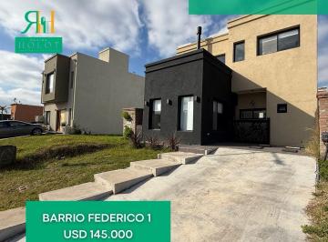 Casa de 3 ambientes, Berazategui · Casa en 2 Plantas de Estilo Racionalista Sobre Lote Central