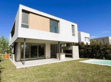 Casa · 274m² · 5 Ambientes · 4 Cocheras · Casa en Las Tipas