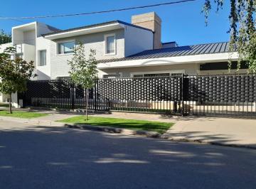 Casa · 287m² · 4 Ambientes · 2 Cocheras · Casa en Venta Cipolletti