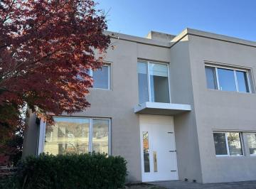 Casa · 300m² · 9 Ambientes · 2 Cocheras · Casa en Los Sauces