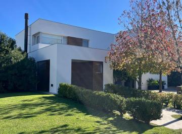 Casa · 237m² · 7 Ambientes · 2 Cocheras · Venta Casa Barrio Barbarita