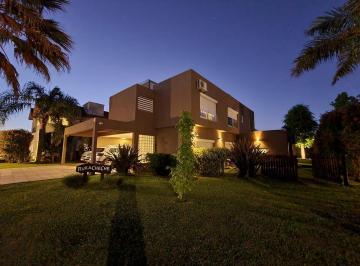 Casa · 230m² · 5 Ambientes · 2 Cocheras · Venta | Permuta - Casa 3 Dorm., Jardín y Piscina - Barrio Funes Hills, Miraflores.