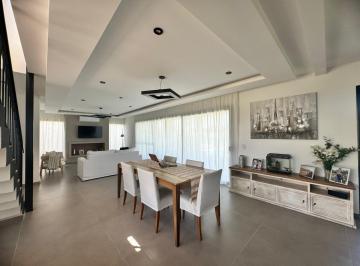 Casa · 190m² · 5 Ambientes · 2 Cocheras · Casa en Alquiler Anual de 5 Ambientes de Excelente Calidad con Pileta