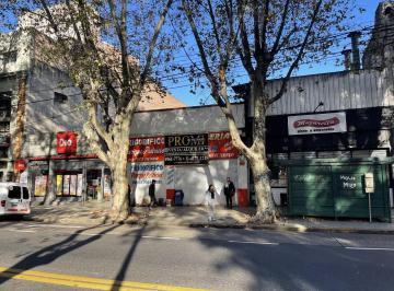Local comercial · 230m² · 2 Ambientes · Alquiler Local Mas Deposito en Parque Patricios con Gas y Trifasica