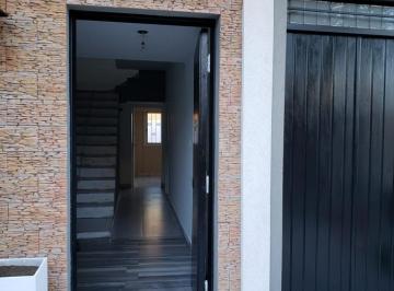 Casa · 220m² · 5 Ambientes · Casa 5 Amb en Alquiler - Pileta - Versalles