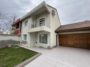 Casa · 200m² · 6 Ambientes · 1 Cochera · Casa en Venta en Centro de Fernadez Oro