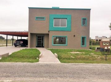 Casa · 180m² · 4 Ambientes · 2 Cocheras · Gran Casa en Venta 4amb - B. Laguna Azul