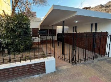 Casa · 170m² · 6 Ambientes · 1 Cochera · Casa en Alquiler Sobre Av Laprida Al 278