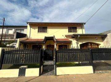 Casa · 220m² · 5 Ambientes · 2 Cocheras · Hermosa Casa Apta Crédito en Villa de Mayo