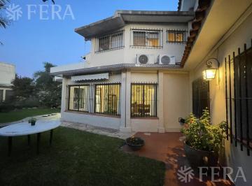 Casa · 239m² · 5 Ambientes · 1 Cochera · Venta de Casa 5 Ambientes con Jardin y Quincho en Quilmes
