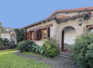 Casa · 240m² · 4 Ambientes · 1 Cochera · Casa en Venta en Punta Mogotes