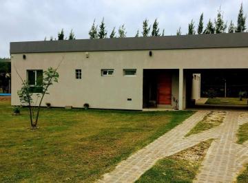 Casa · 250m² · 4 Ambientes · 2 Cocheras · Alquiler. Casa Quinta con Rápido Acceso a Ruta 2