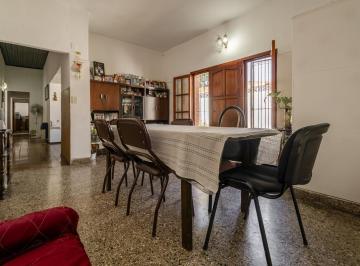 Casa · 190m² · 4 Ambientes · 2 Cocheras · Casa en Venta 4 Ambientes con Jardin y Cochera en Villa Ballester