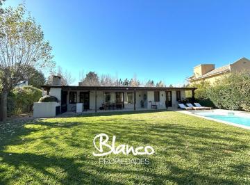 Casa · 180m² · 4 Ambientes · 1 Cochera · Casa en Venta en Saint Matthew´s, Pilar, G. B. a. Zona Norte
