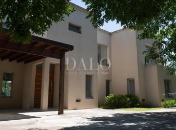 Casa · 280m² · 5 Ambientes · 4 Cocheras · Casa en Alquiler 5 Amb Barrio Santa Catalina, Villanueva