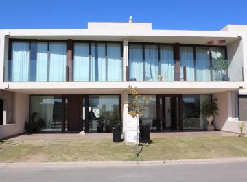 Casa · 187m² · 5 Ambientes · 2 Cocheras · Casa en Venta 3 Dorm. con Pileta en Barrio con Seguridad en Terrazas de Manantiales