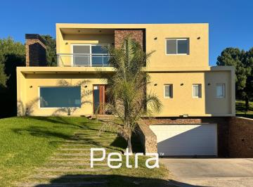 Casa · 250m² · 5 Ambientes · 2 Cocheras · Casa en Venta en Costa Esmeralda con Garage
