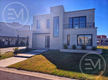 Casa · 190m² · 5 Ambientes · 1 Cochera · Casa en Venta 4 Ambientes Lagos de Canning