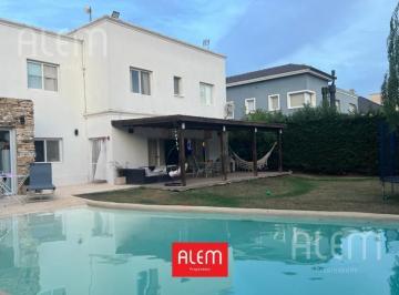 Casa · 180m² · 6 Ambientes · 2 Cocheras · Casa de 3 Dorm. en Venta en El Centauro, Canning