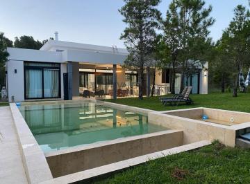 Casa · 220m² · 5 Ambientes · 1 Cochera · Venta Casa Villarobles Serena 4 Dorm. Piscina